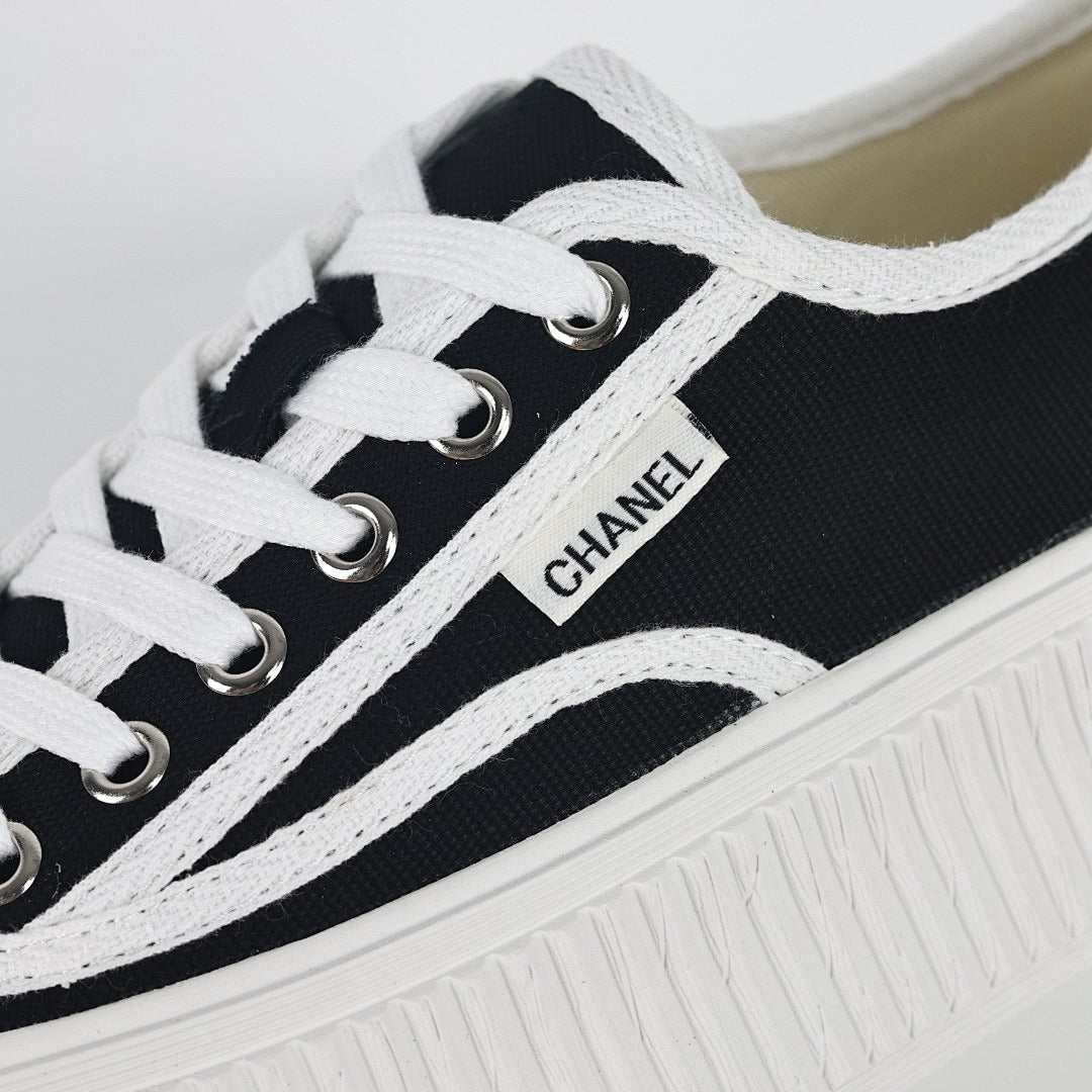 Chanel 2024 Spring/Summer Low-Top Canvas Platform Sneakers – Black & White