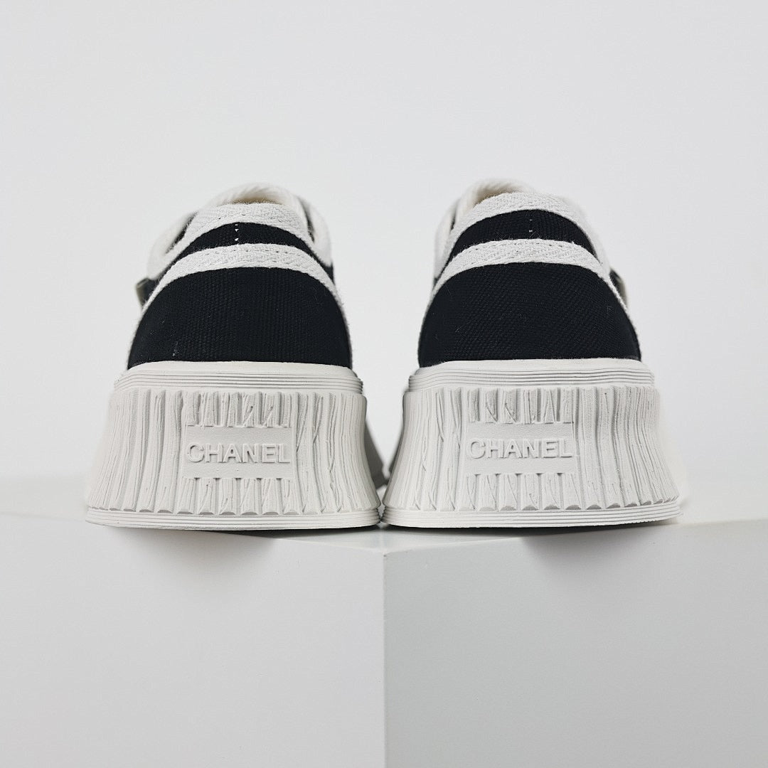 Chanel 2024 Spring/Summer Low-Top Canvas Platform Sneakers – Black & White