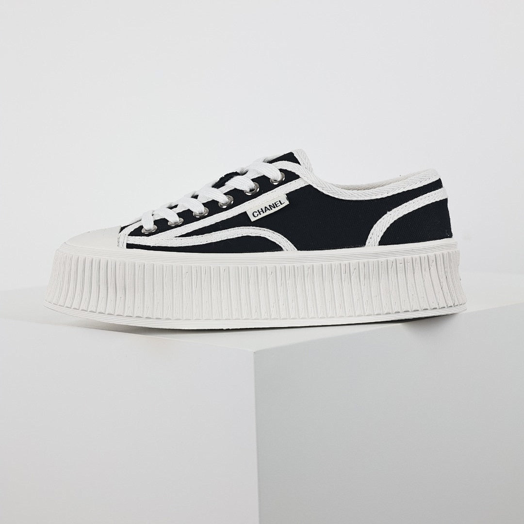 Chanel 2024 Spring/Summer Low-Top Canvas Platform Sneakers – Black & White